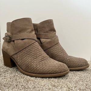 Daytrip grayish brown suede-like booties (size: 10)